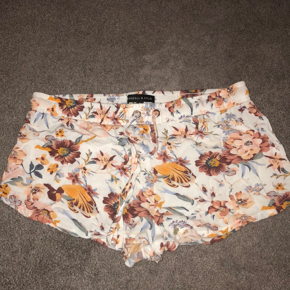 Kendall & Kylie flowy shorts, size small